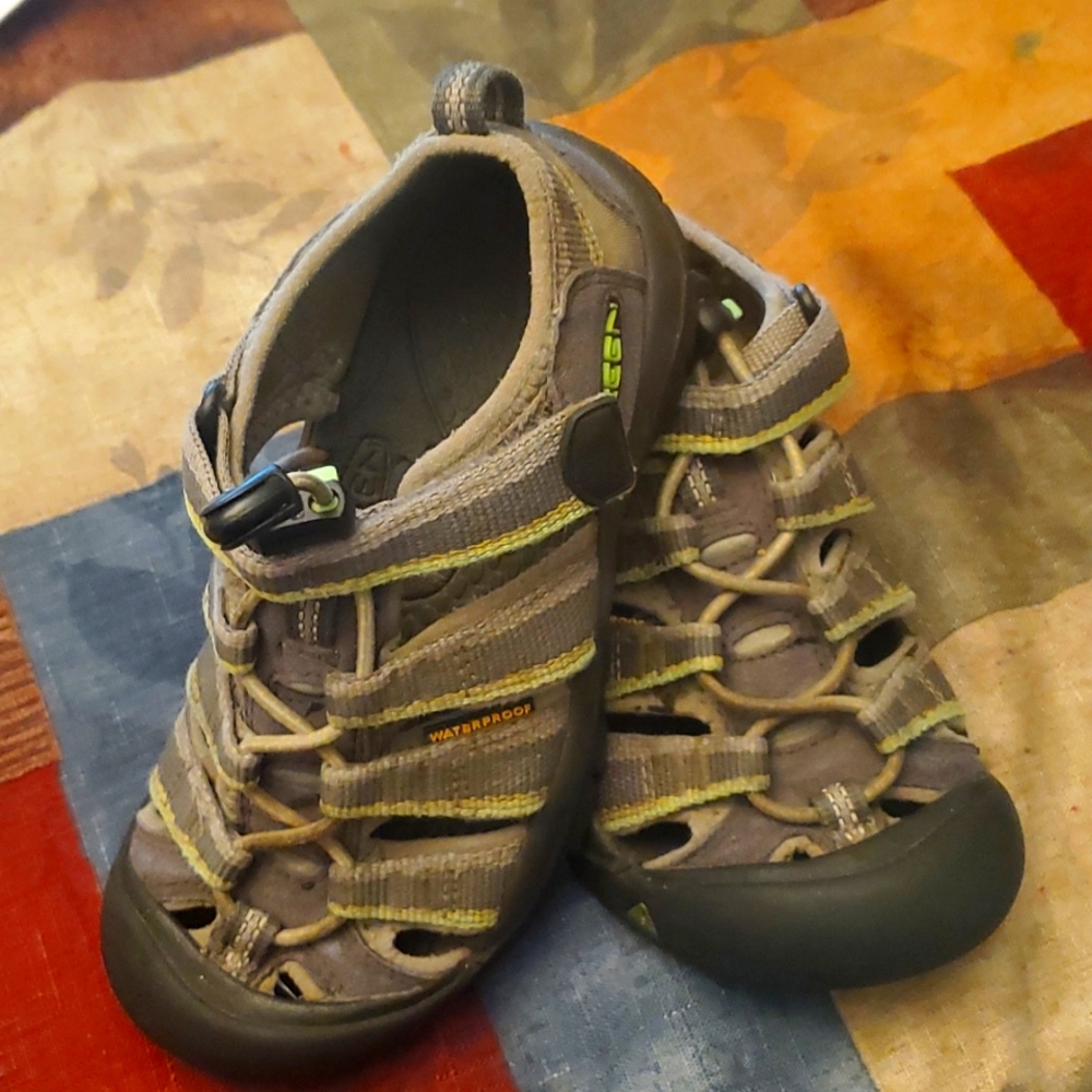 Keen boys size 11 green and grey waterproof sandals-used